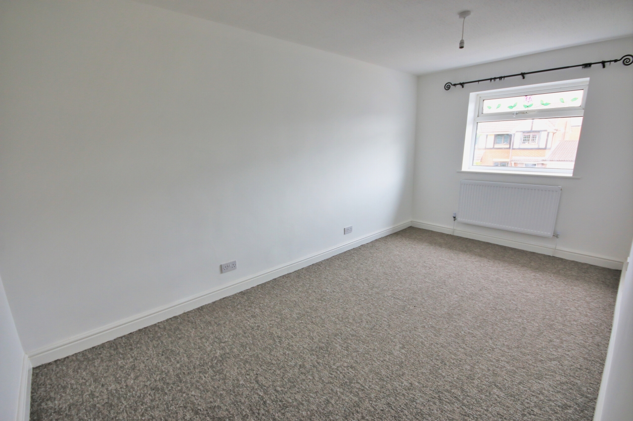 3 bedroom mid terraced house Let in Wigan - Photograph 7.