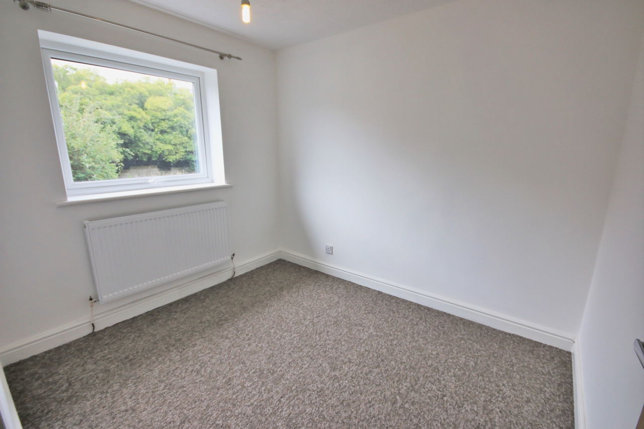 3 bedroom mid terraced house Let in Wigan - Photograph 8.