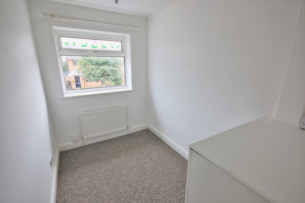 3 bedroom mid terraced house Let in Wigan - Photograph 9.