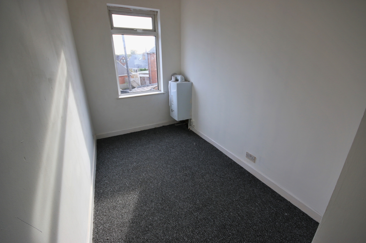 2 bedroom mid terraced house Let in Wigan - Photograph 6.