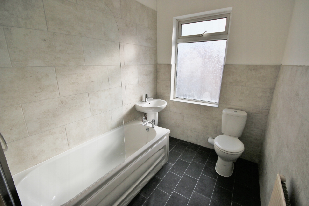 2 bedroom mid terraced house Let in Wigan - Photograph 7.