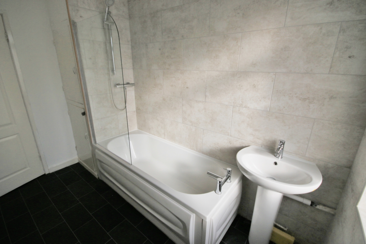 2 bedroom mid terraced house Let in Wigan - Photograph 8.