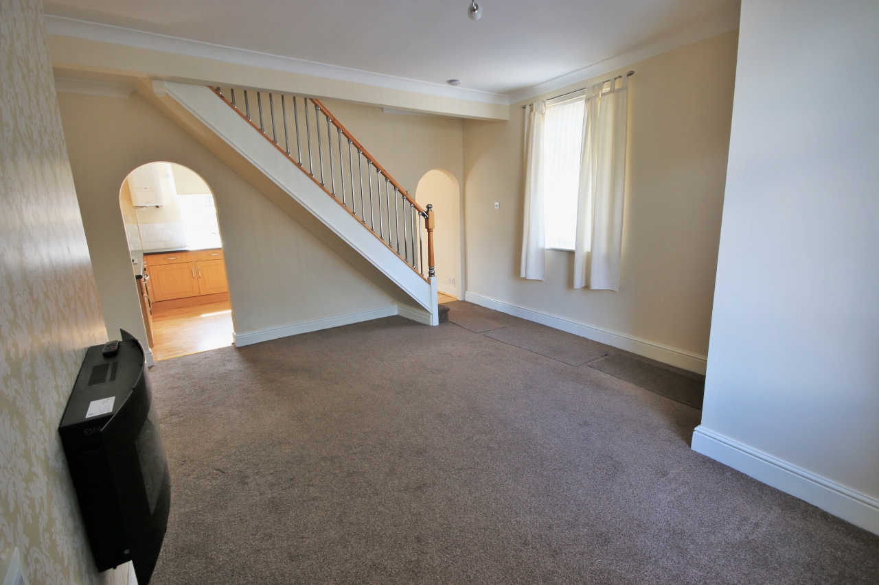 3 bedroom end terraced house Let in Wigan - Photograph 3.