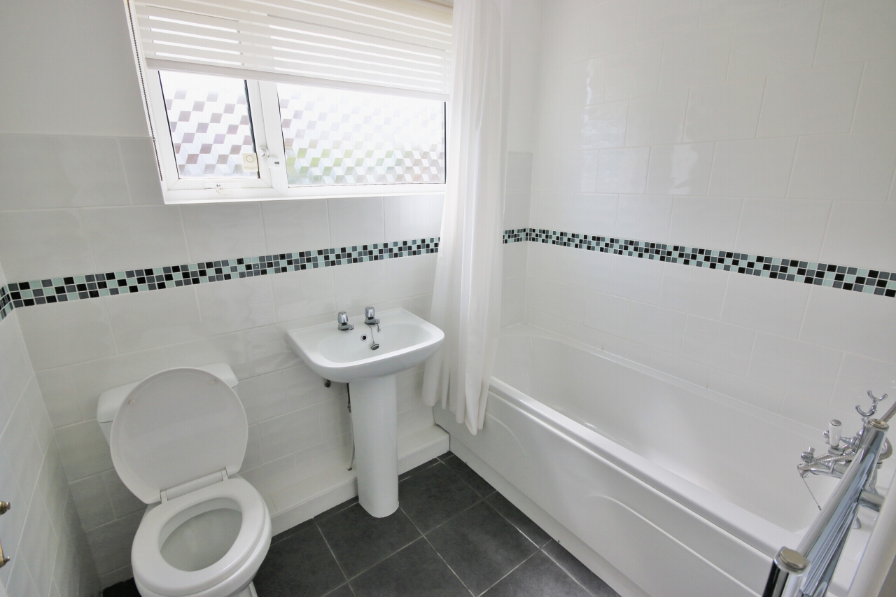 3 bedroom end terraced house Let in Wigan - Photograph 7.