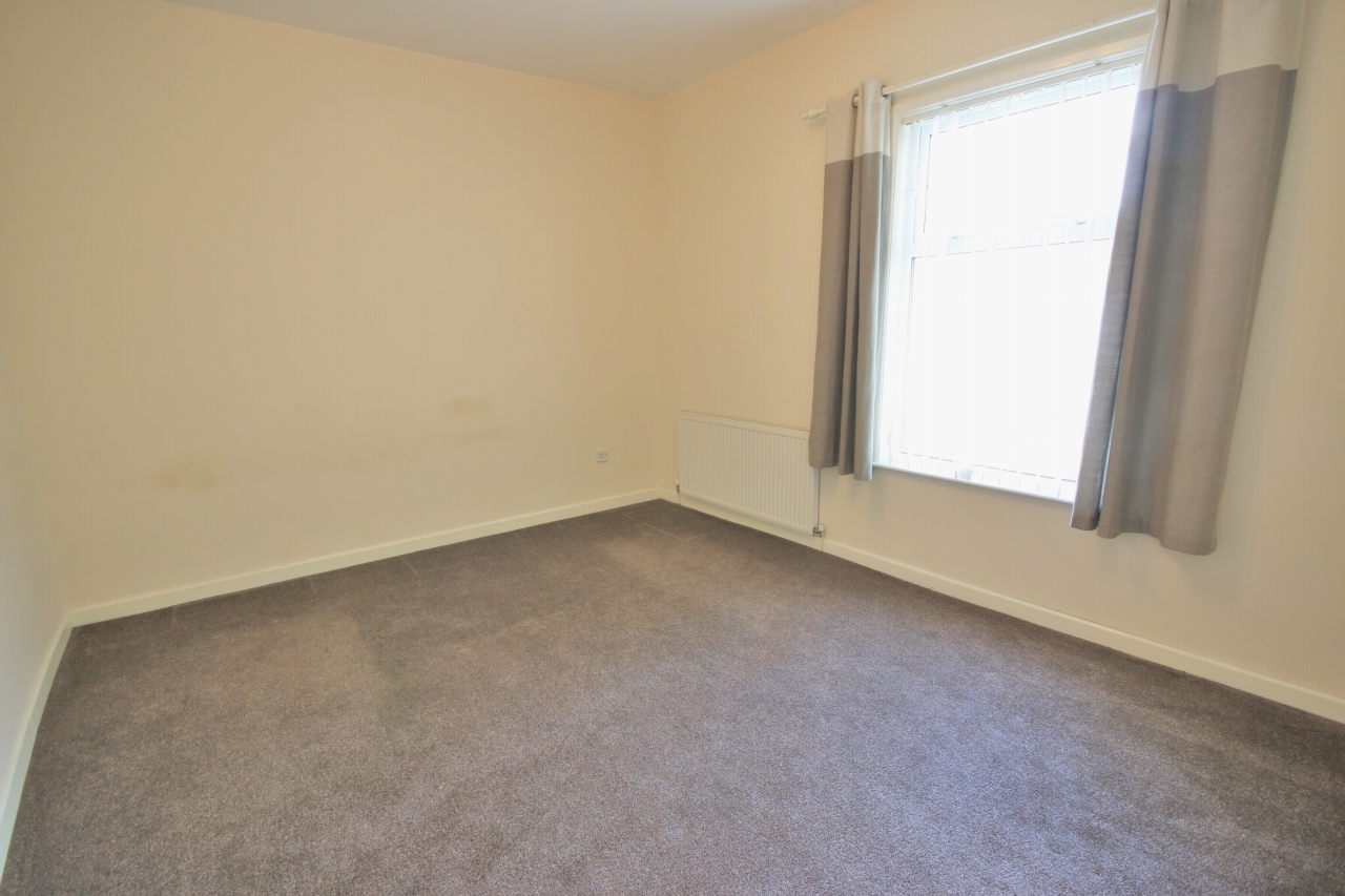 3 bedroom end terraced house Let in Wigan - Photograph 8.
