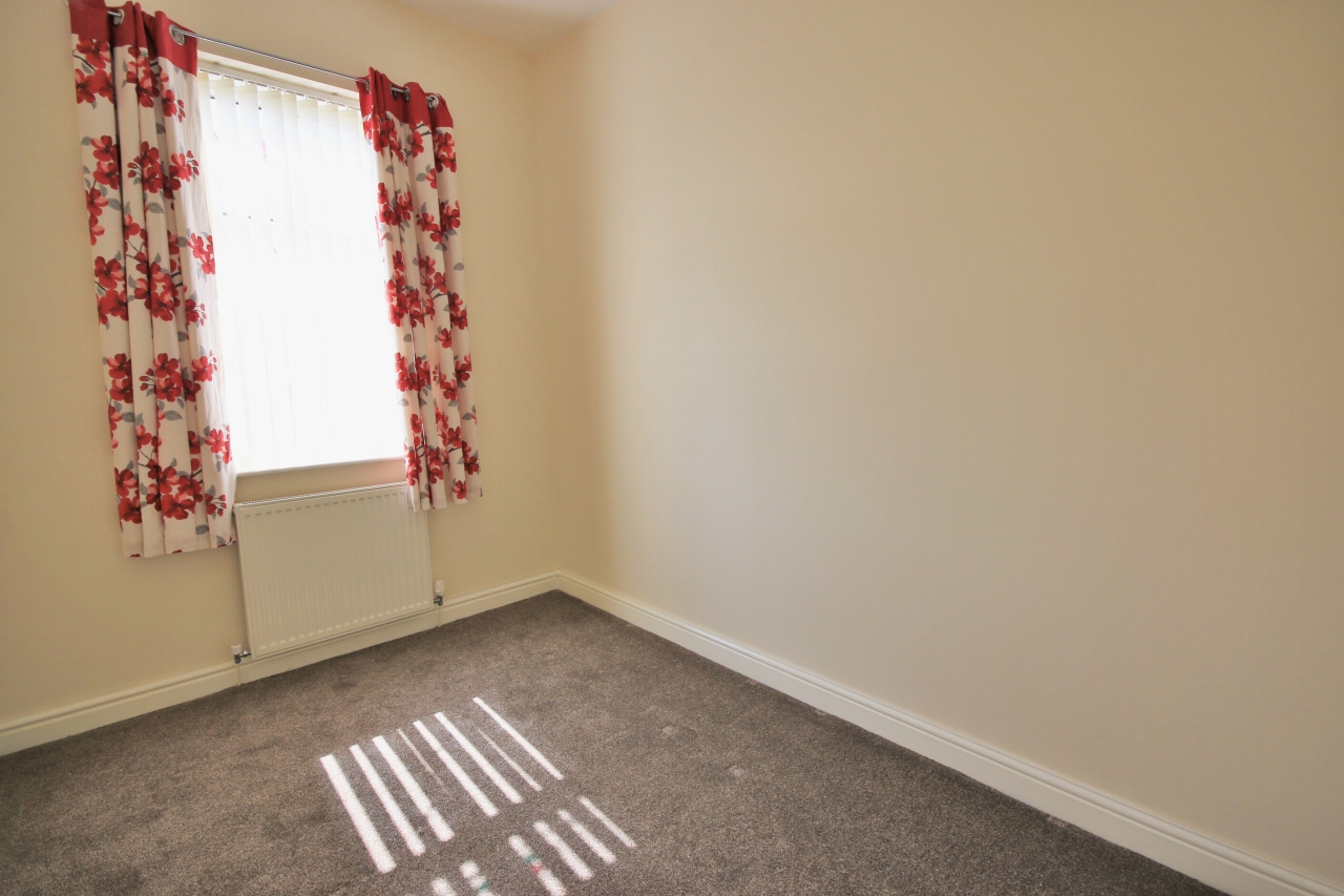3 bedroom end terraced house Let in Wigan - Photograph 9.