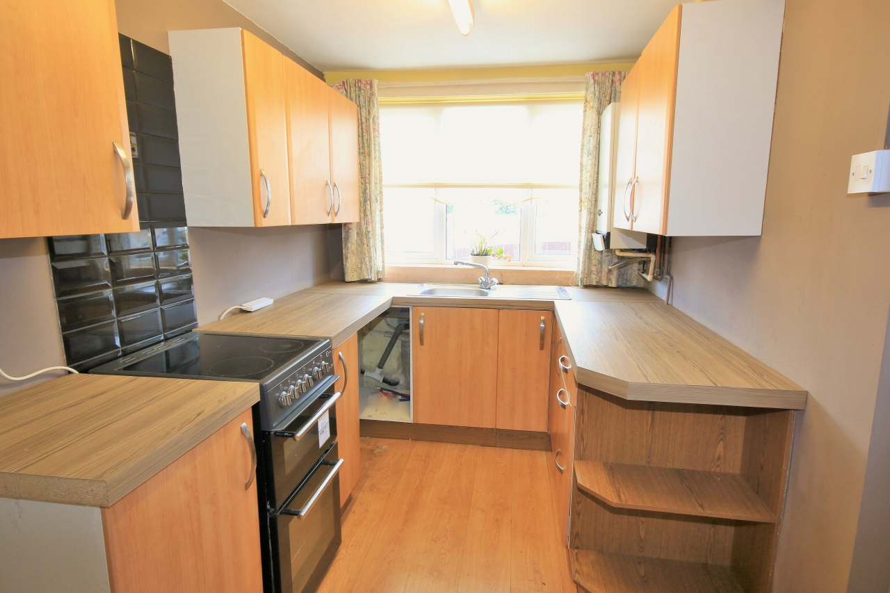 2 bedroom mid terraced house Let in Wigan - Photograph 4.
