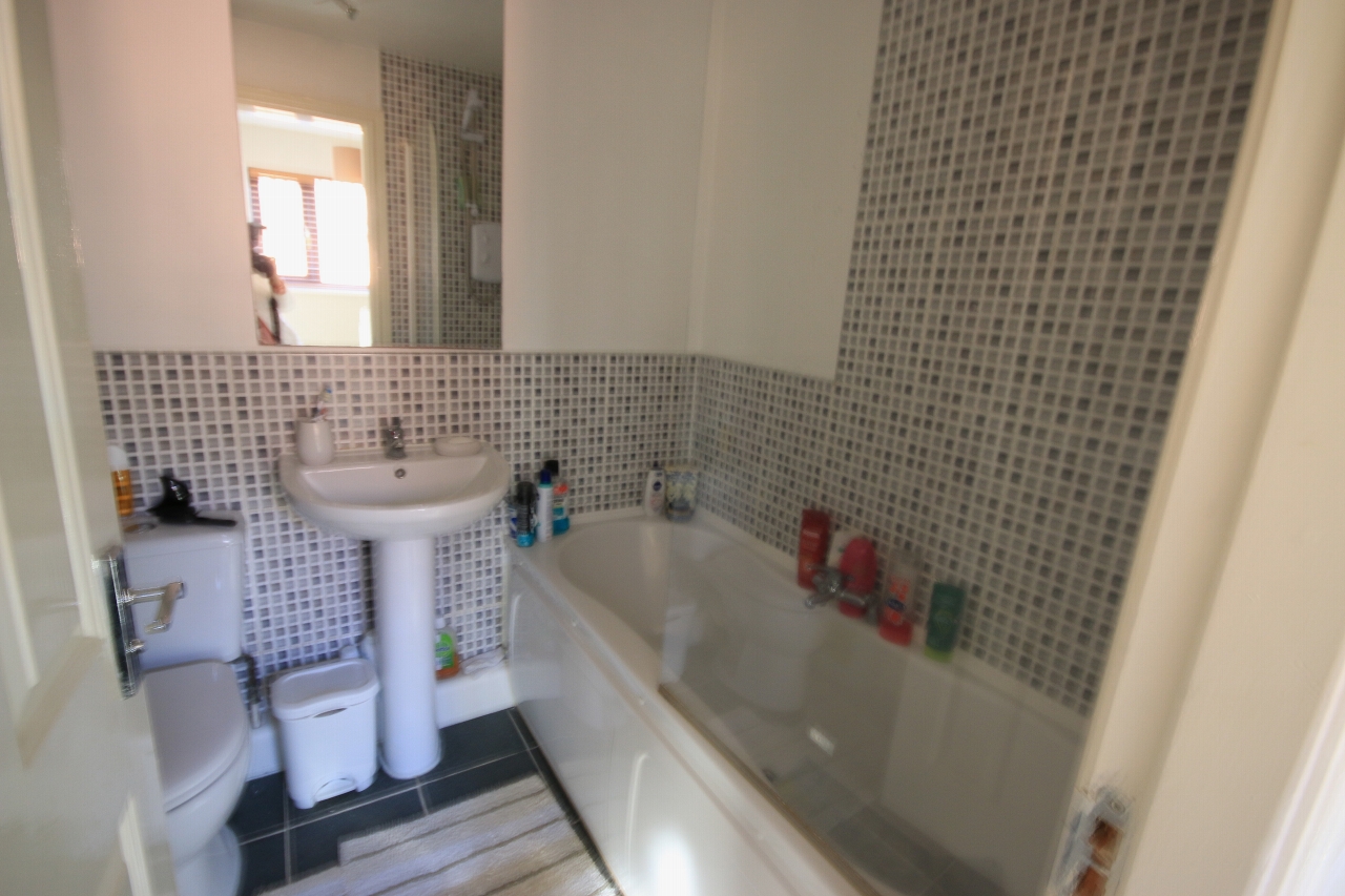 2 bedroom semi-detached house Let in Wigan - Photograph 6.