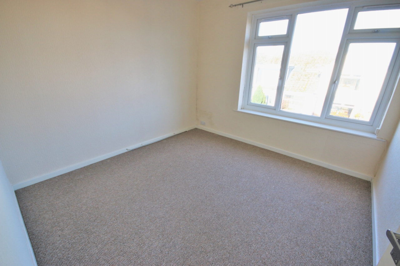 3 bedroom semi-detached house Let in Skelmersdale - Photograph 7.