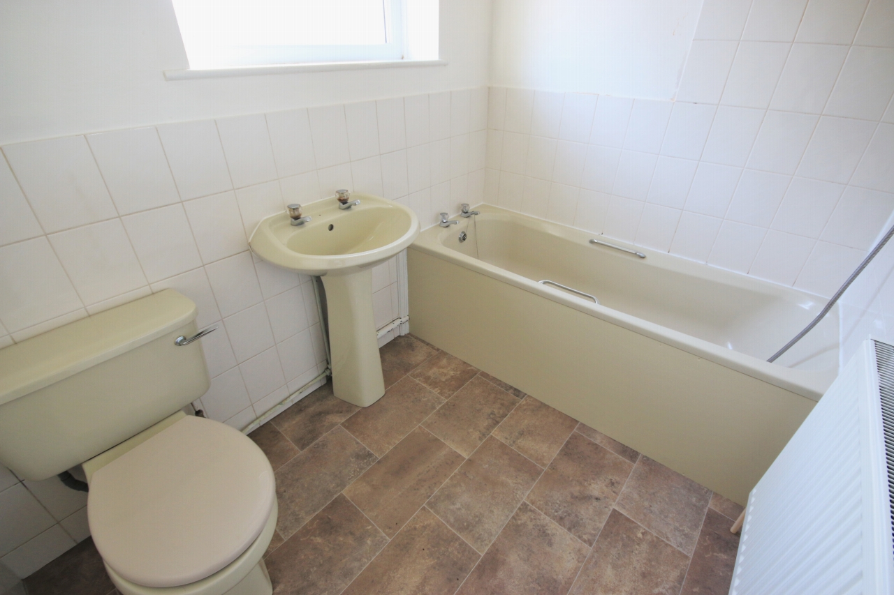 3 bedroom semi-detached house Let in Skelmersdale - Photograph 9.