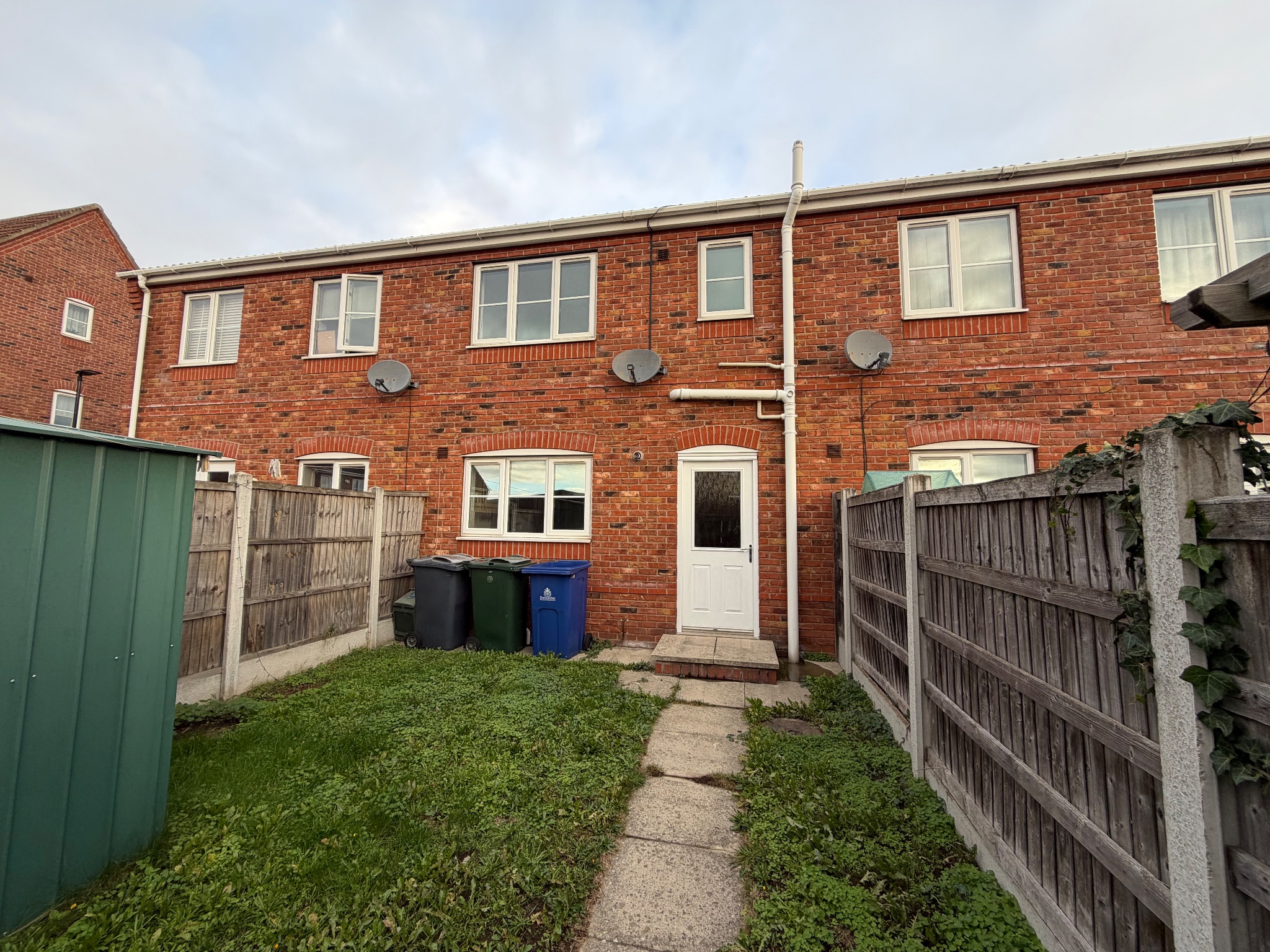 3 bedroom mid terraced house To Let in Doncaster - Property photograph.