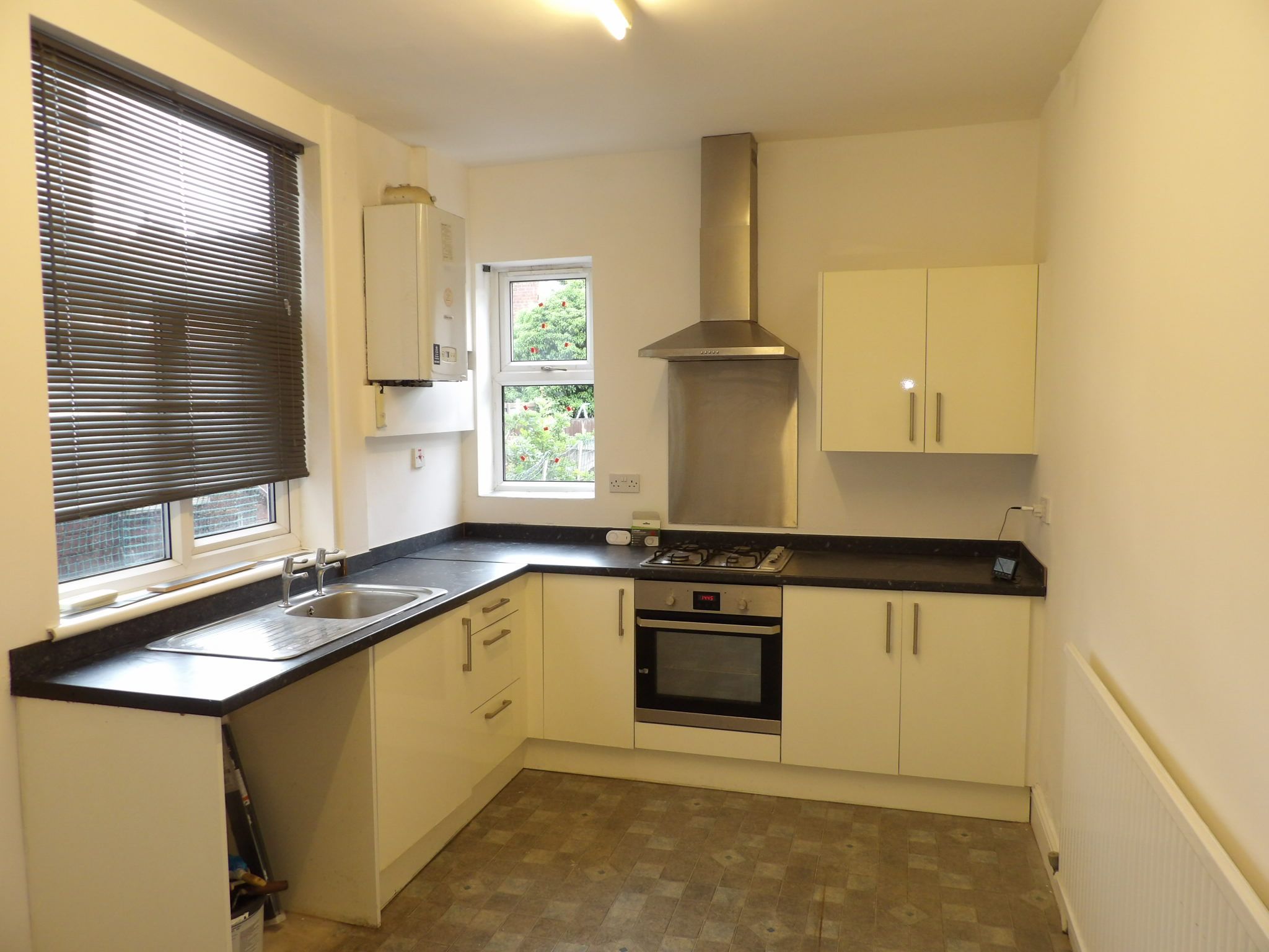 3 bedroom mid terraced house To Let in Doncaster - Property photograph.