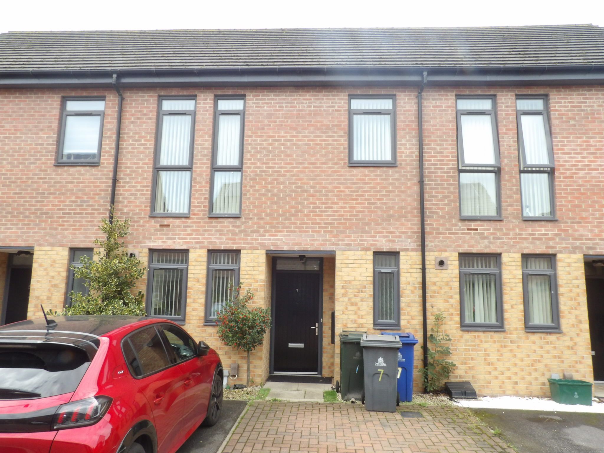 2 bedroom mid terraced house To Let in Doncaster - Property photograph.