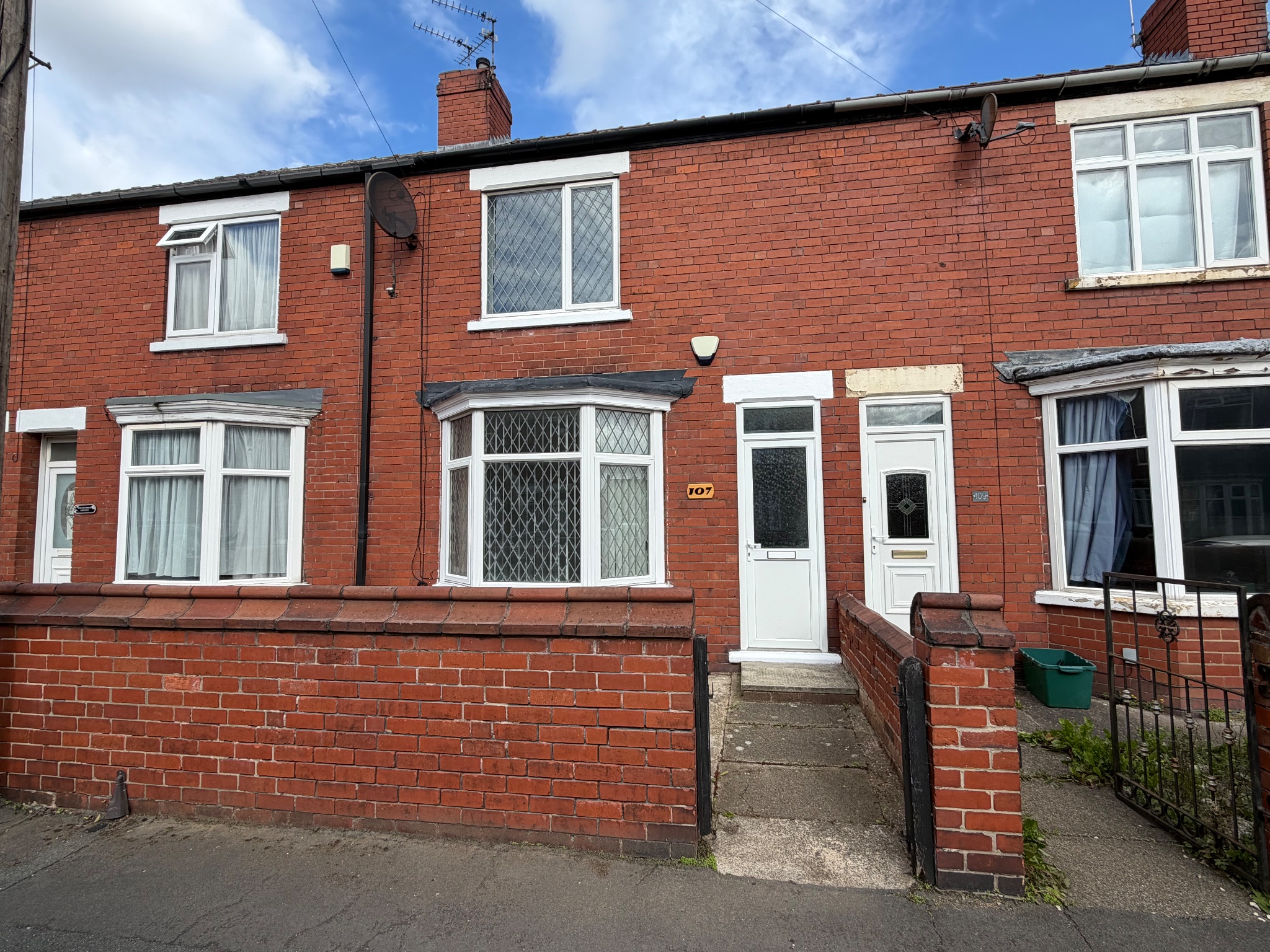 2 bedroom mid terraced house To Let in Doncaster - Property photograph.