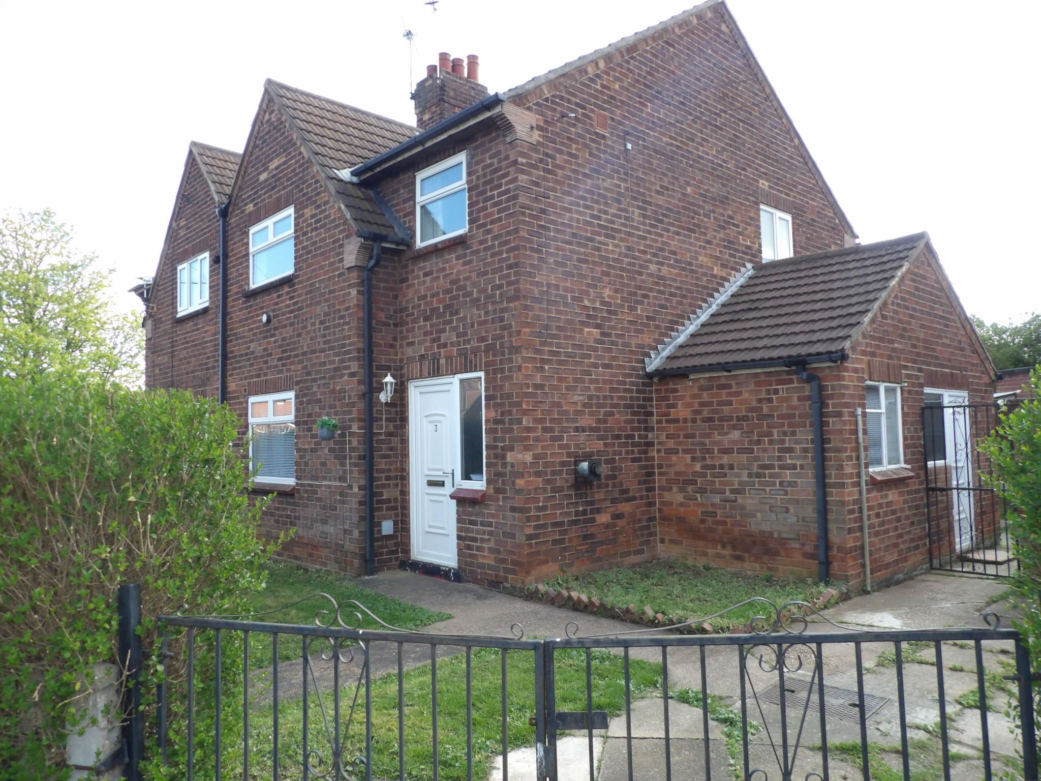 3 bedroom semi-detached house To Let in Doncaster - Photograph 1.