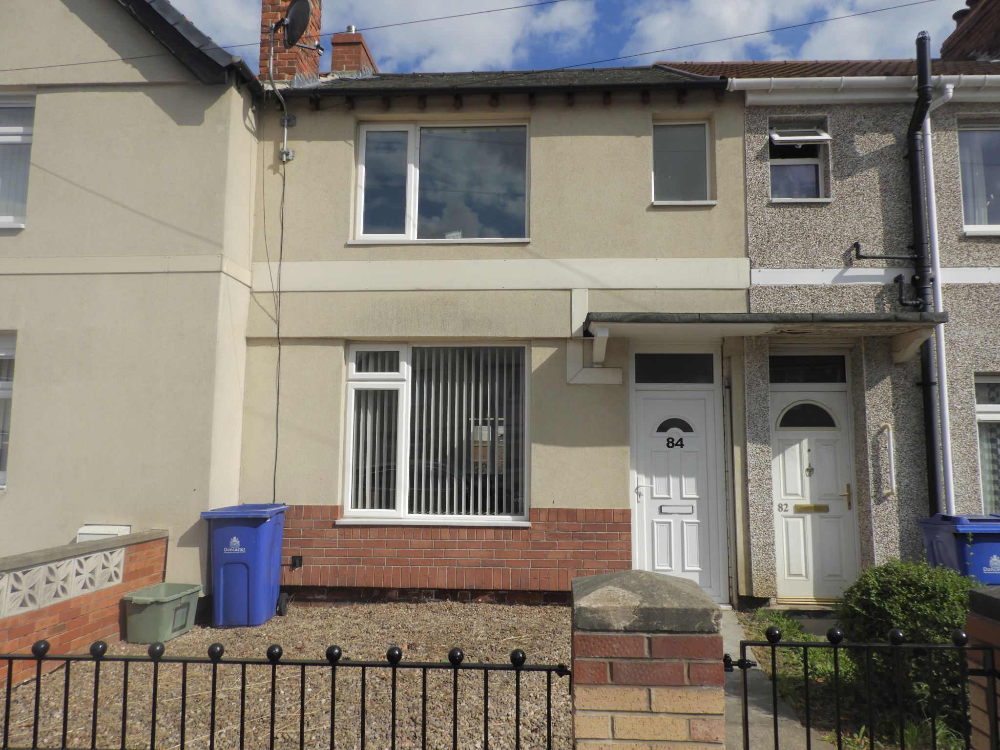 3 bedroom mid terraced house To Let in Doncaster - Property photograph.