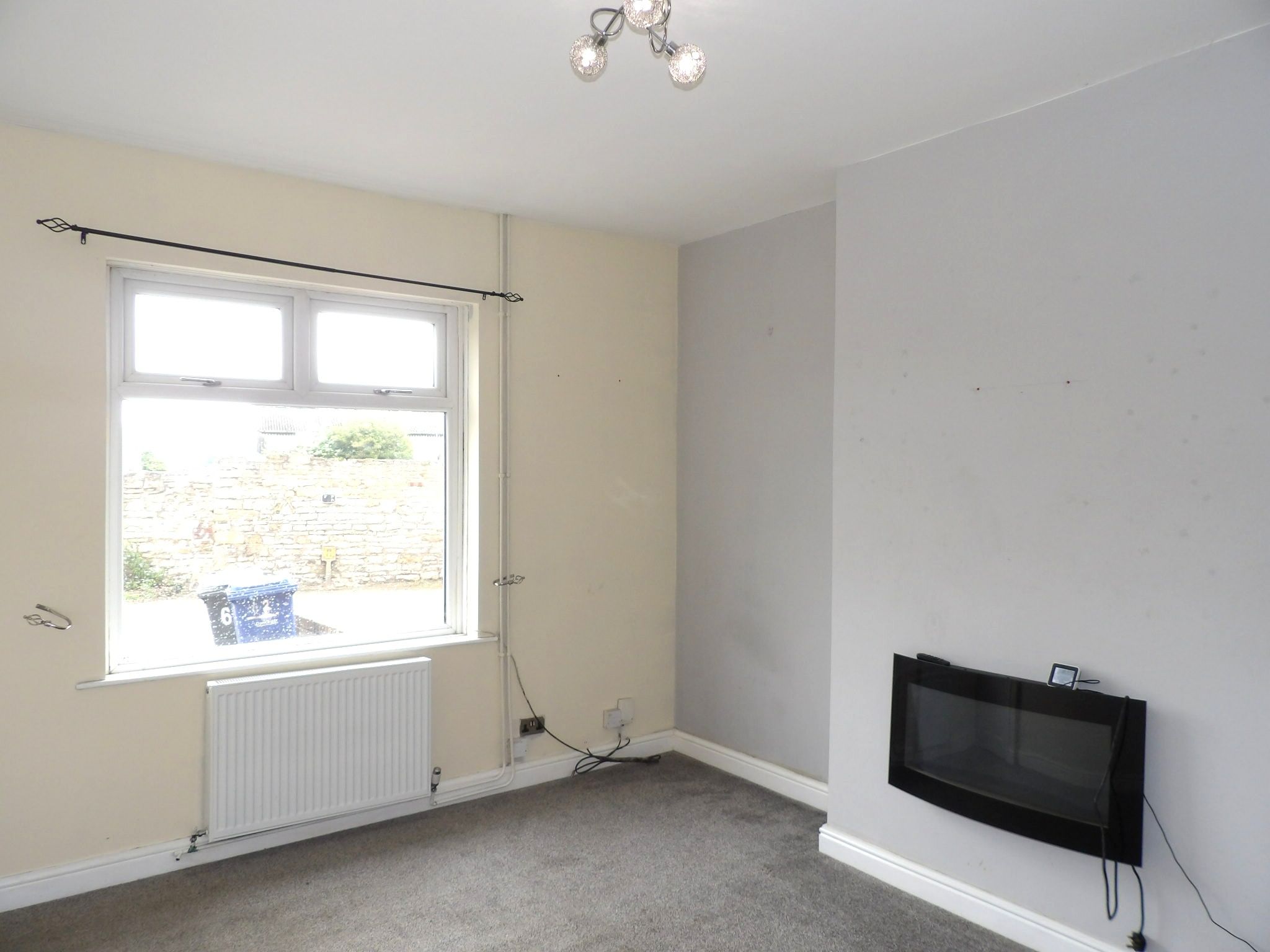 2 bedroom mid terraced house To Let in Doncaster - Property photograph.