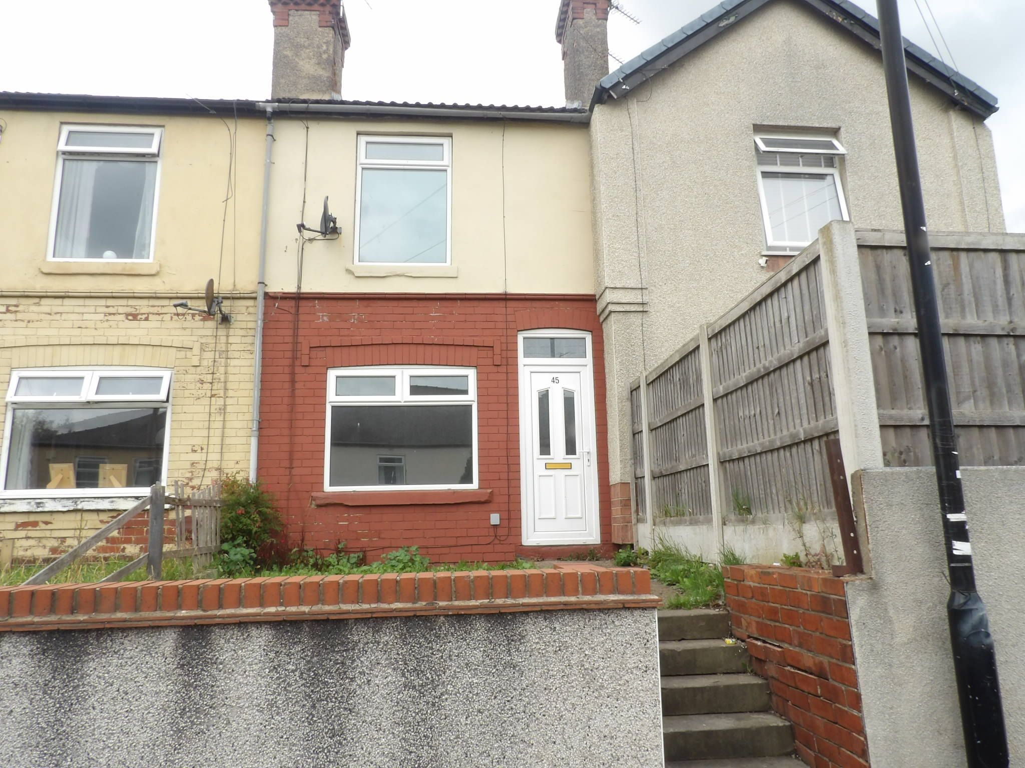 2 bedroom mid terraced house To Let in Doncaster - Property photograph.