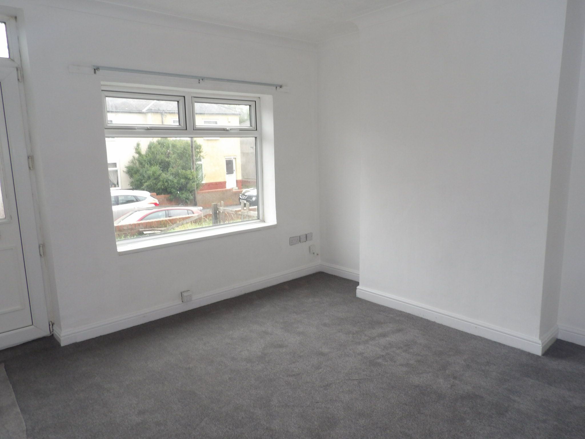 2 bedroom mid terraced house To Let in Doncaster - Property photograph.
