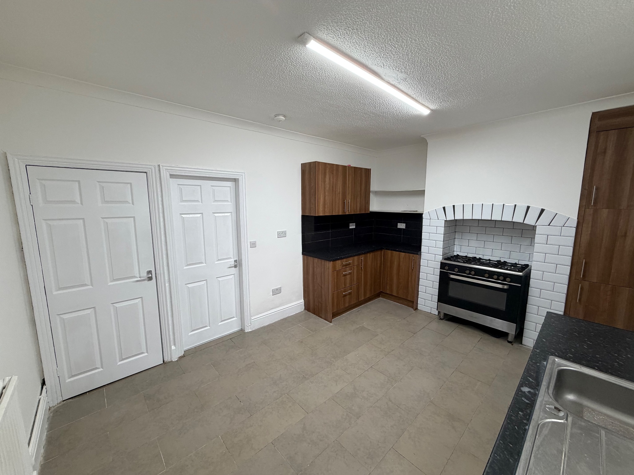3 bedroom mid terraced house To Let in Doncaster - Property photograph.