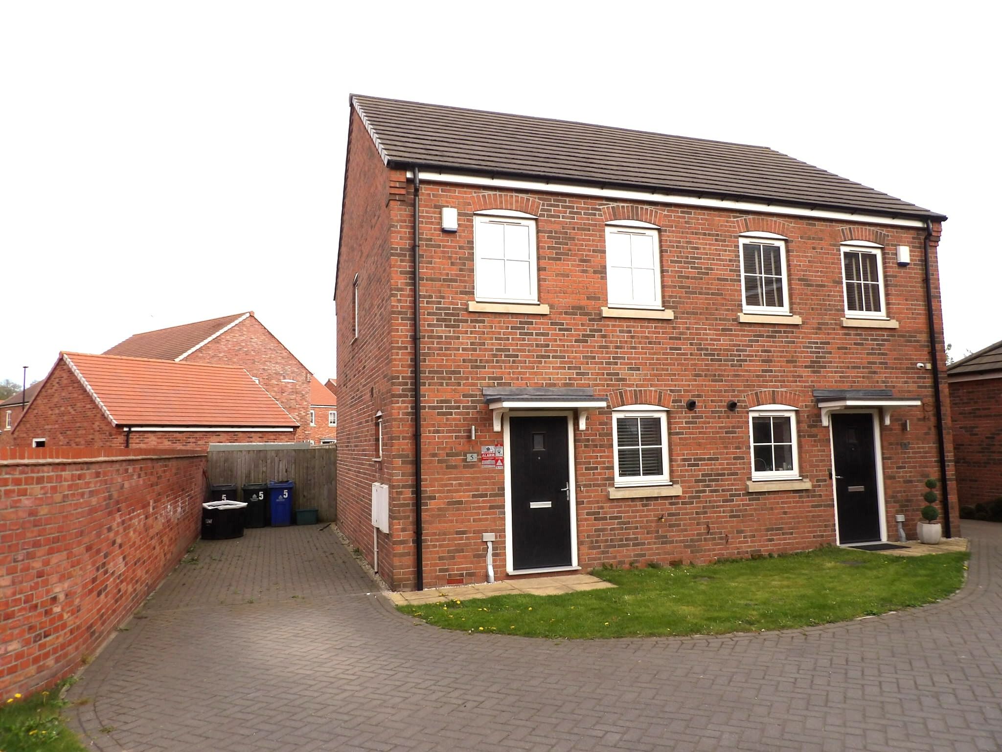 2 bedroom semi-detached house Let Agreed in Doncaster - Photograph 1.