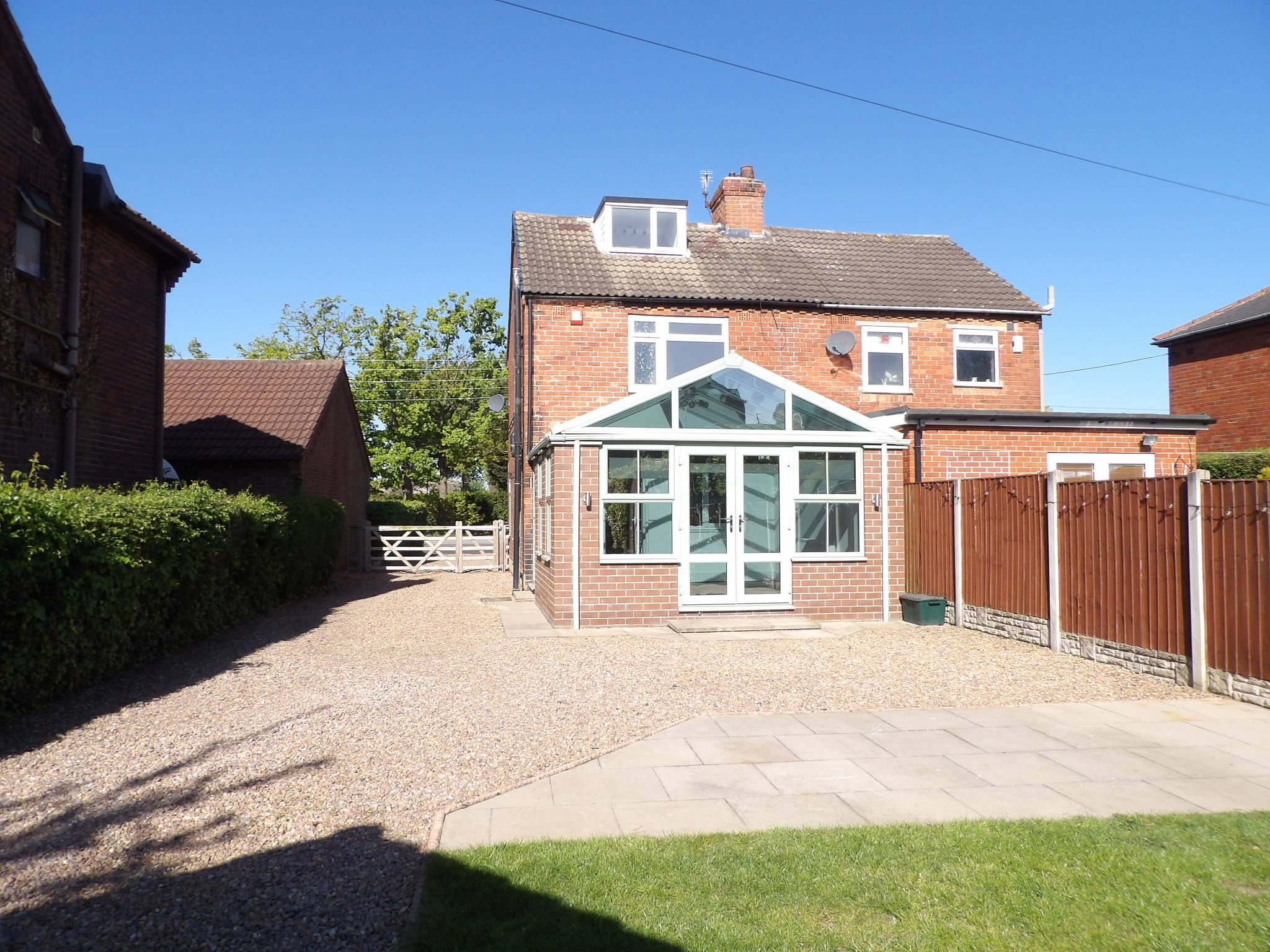 2 bedroom semi-detached house To Let in Doncaster - Property photograph.