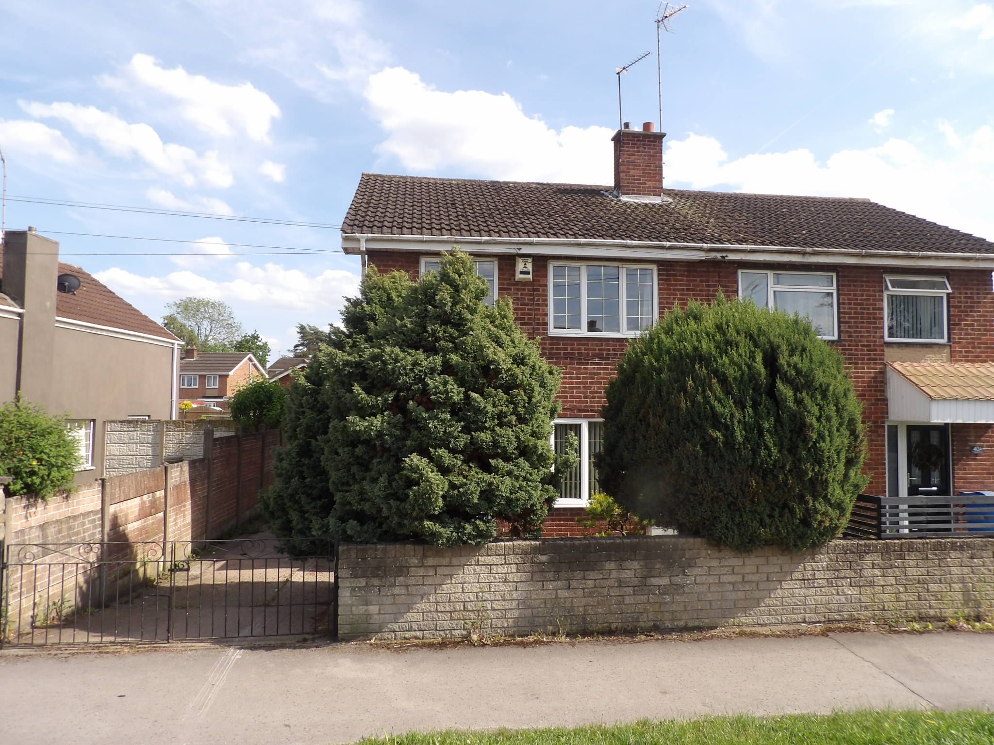 3 bedroom semi-detached house To Let in Doncaster - Property photograph.
