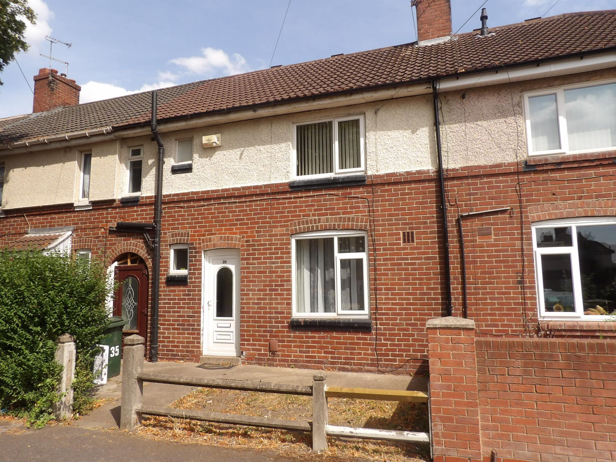 3 bedroom mid terraced house To Let in Doncaster - Property photograph.