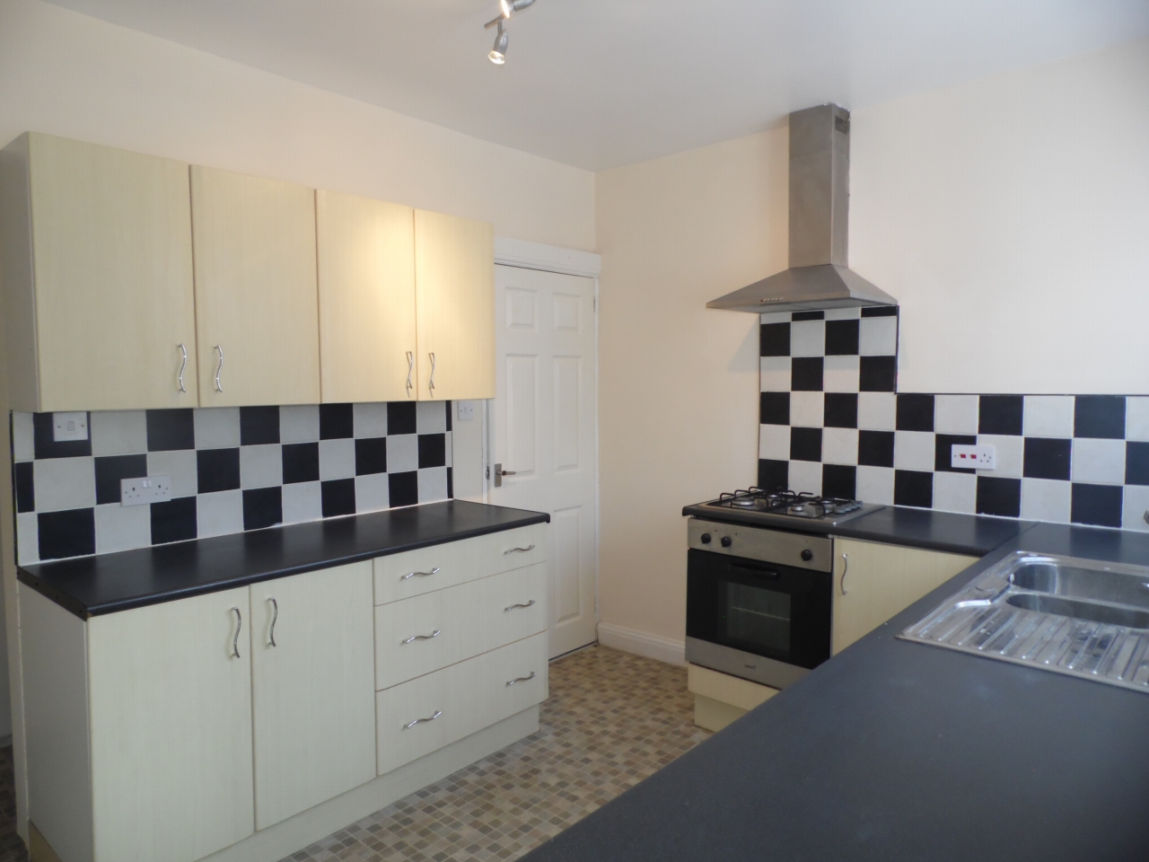 2 bedroom mid terraced house To Let in Doncaster - Property photograph.
