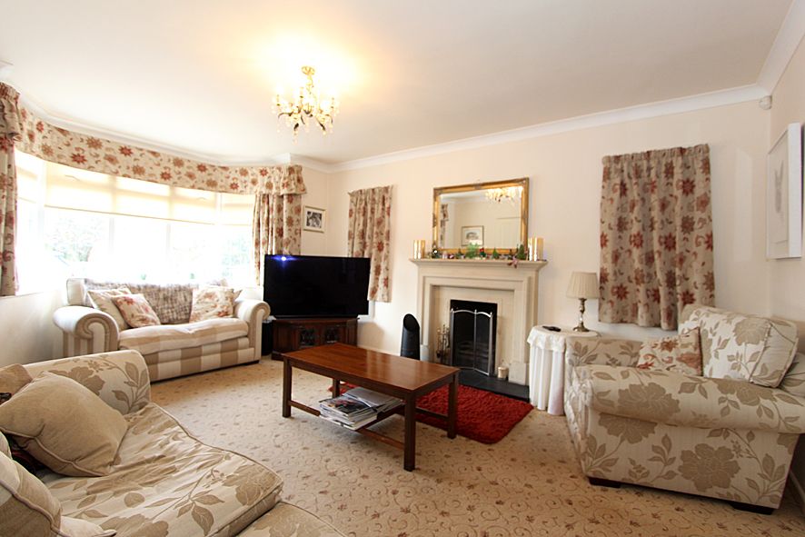 5 Bed Detached House For Sale - Photograph 3