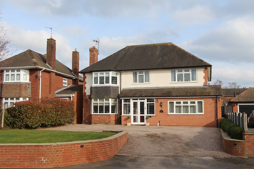 5 Bed Detached House For Sale - Photograph 1