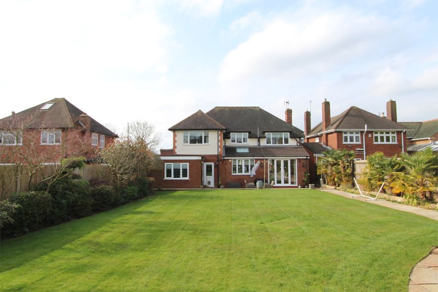 5 Bed Detached House For Sale - Photograph 2