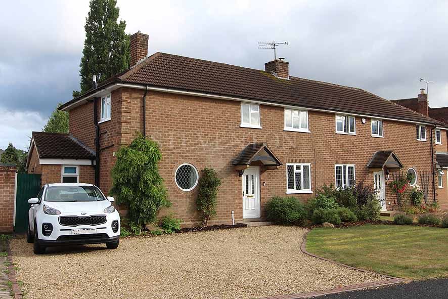 4 Bed Semi-detached House For Sale - Photograph 1