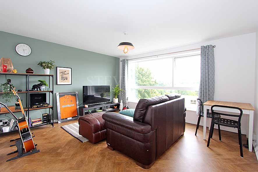 1 Bed Apartment Flat/apartment For Sale - Photograph 2