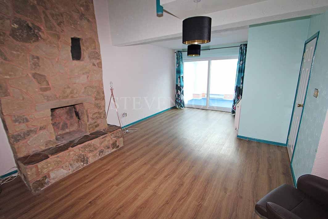 3 Bed Semi-detached House For Sale - Photograph 3