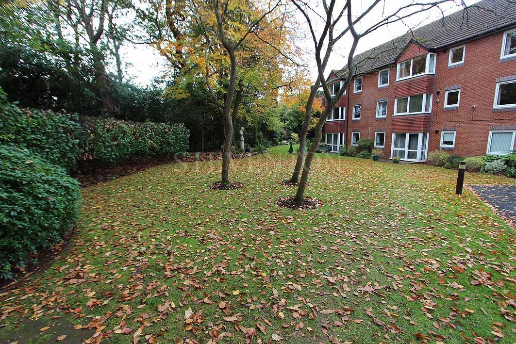 1 Bed Apartment Flat/apartment For Sale - Photograph 2