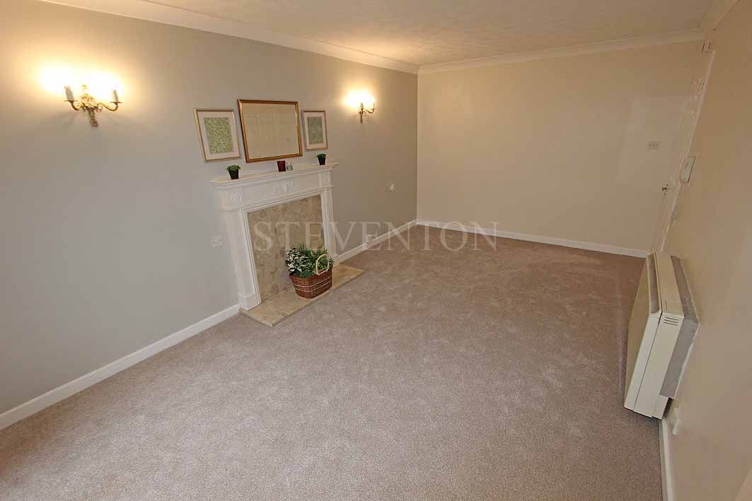 1 Bed Apartment Flat/apartment For Sale - Photograph 3