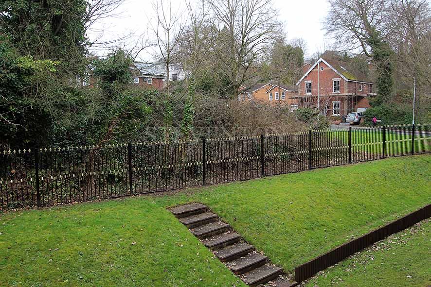 1 Bed Apartment Flat/apartment For Sale - Photograph 2