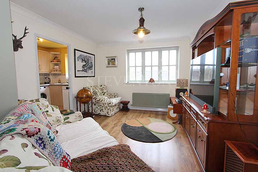 1 Bed Apartment Flat/apartment For Sale - Photograph 3