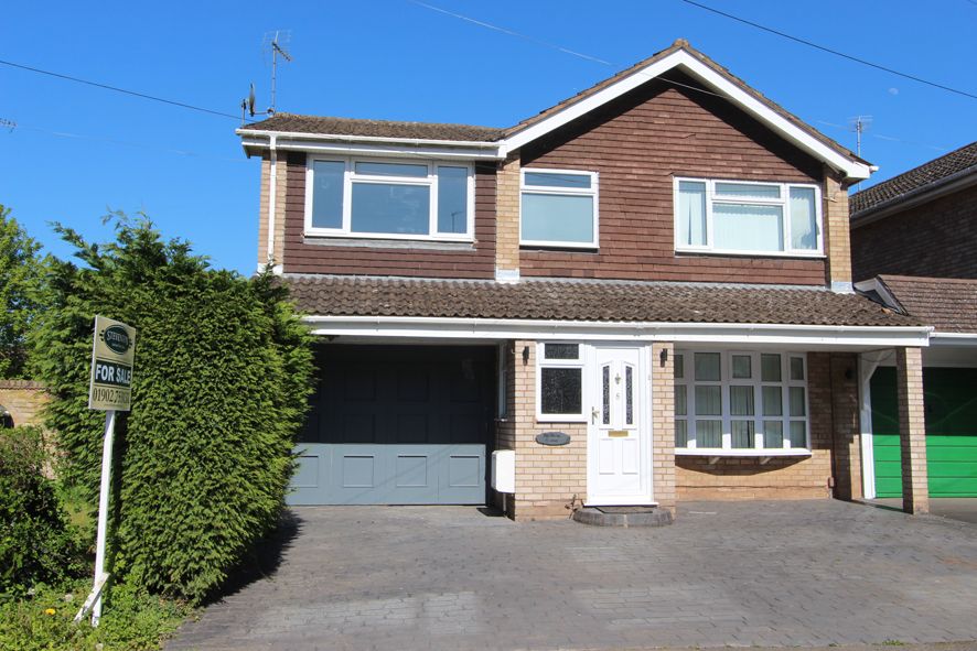 4 Bed Detached House For Sale - Photograph 1