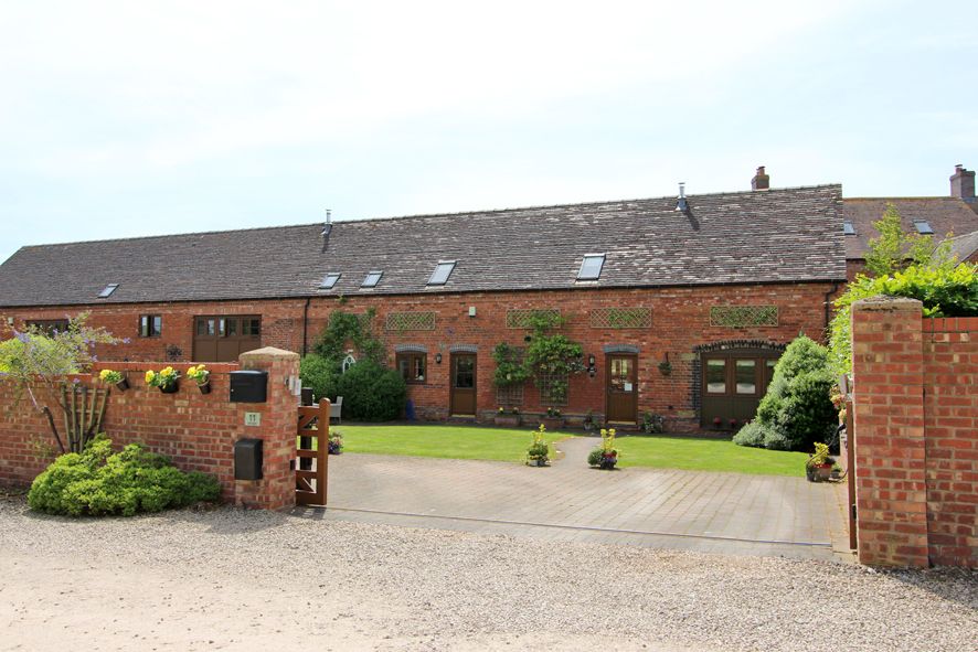 4 Bed Barn Conversion House For Sale - Photograph 1