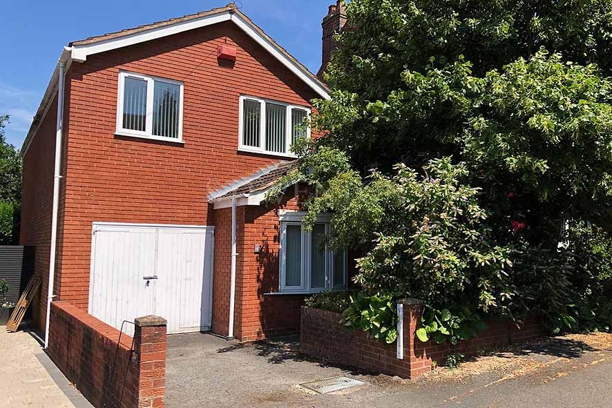 4 Bed Detached House For Sale - Photograph 1