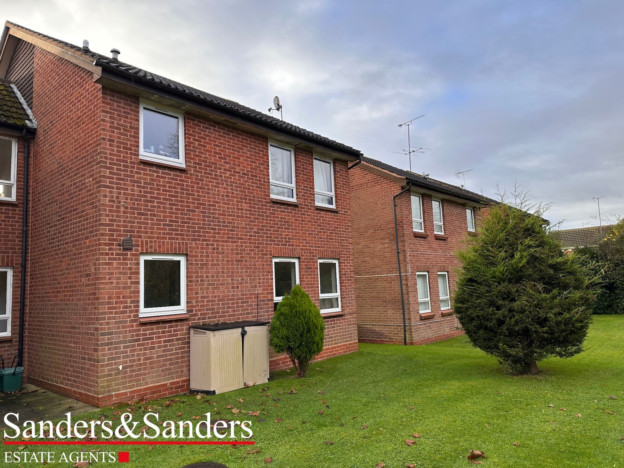 1 bedroom studio flat/apartment To Let Alcester - Photograph 1
