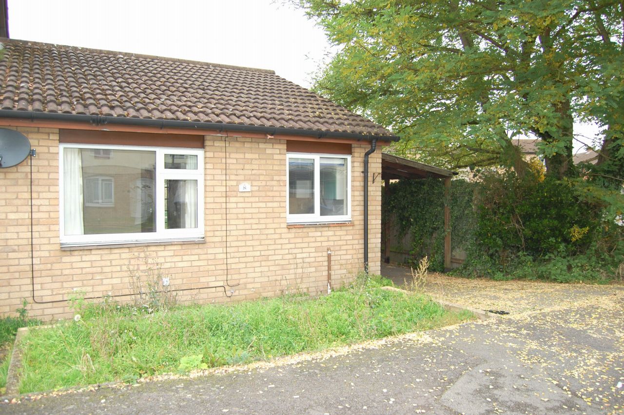 2 bedroom detached bungalow Let Alcester - Photograph 1
