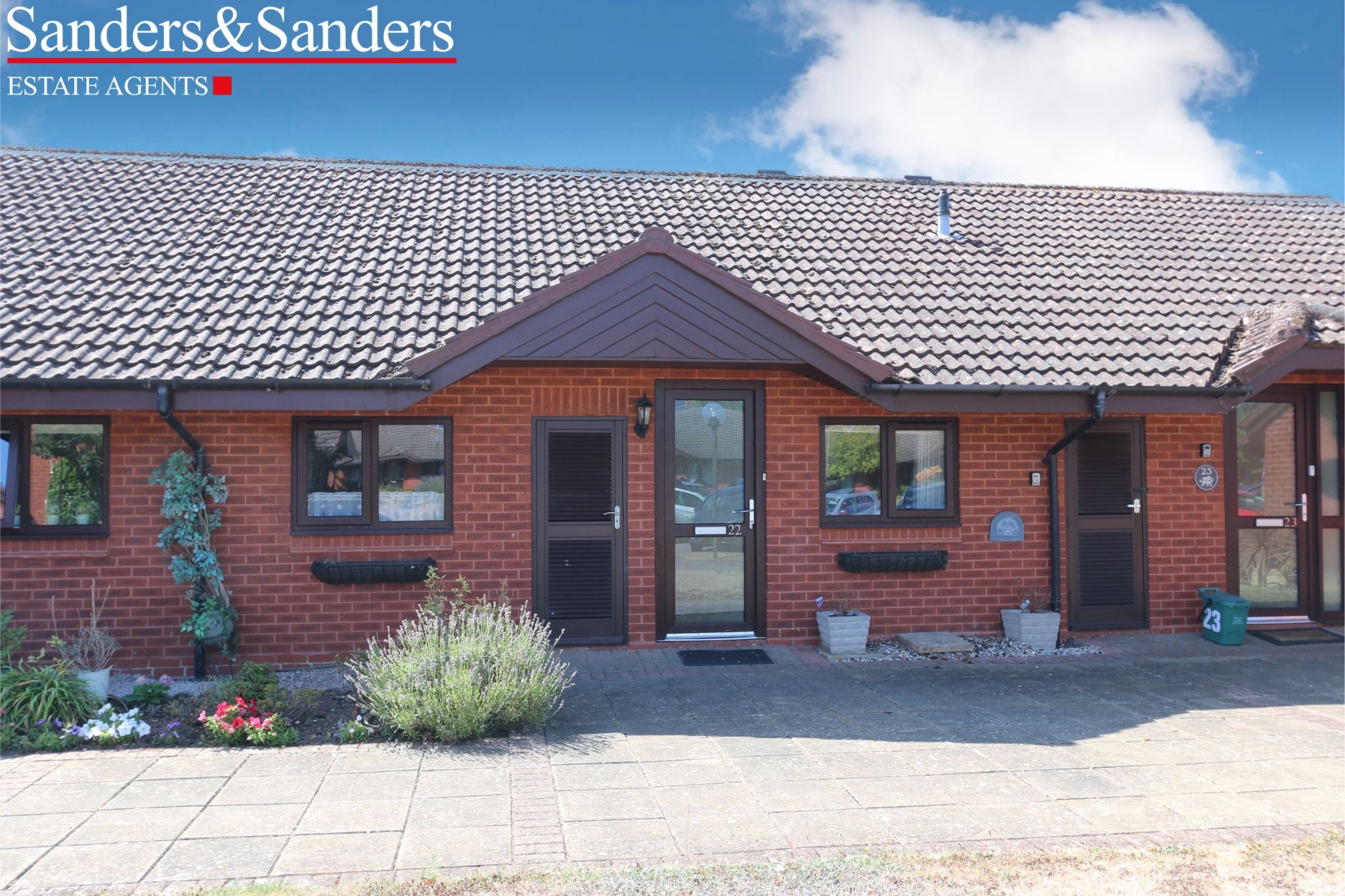 2 bedroom terraced bungalow Sold in Bidford-on-avon, Alcester - Photograph 1