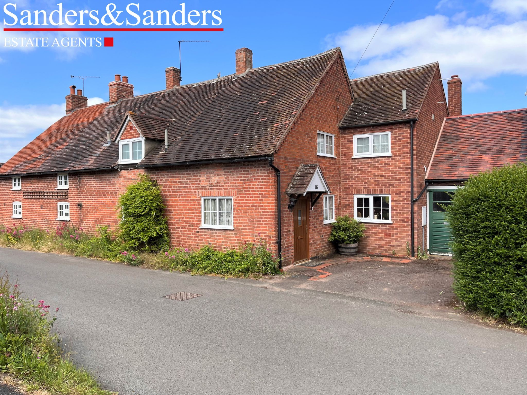 3 bedroom semi-detached house Sold in Oversley Green, Alcester - Photograph 1