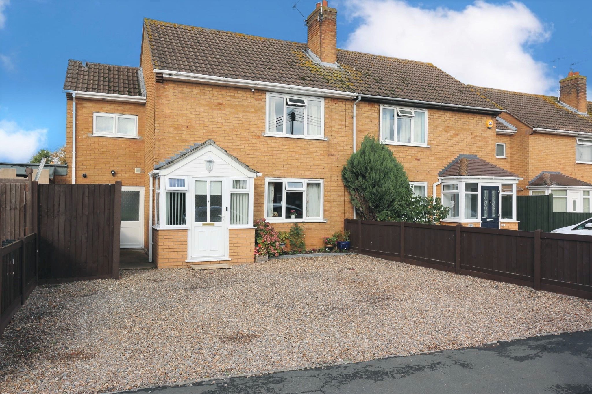 3 bedroom end terraced house Sold in Salford Priors, Evesham - Photograph 1