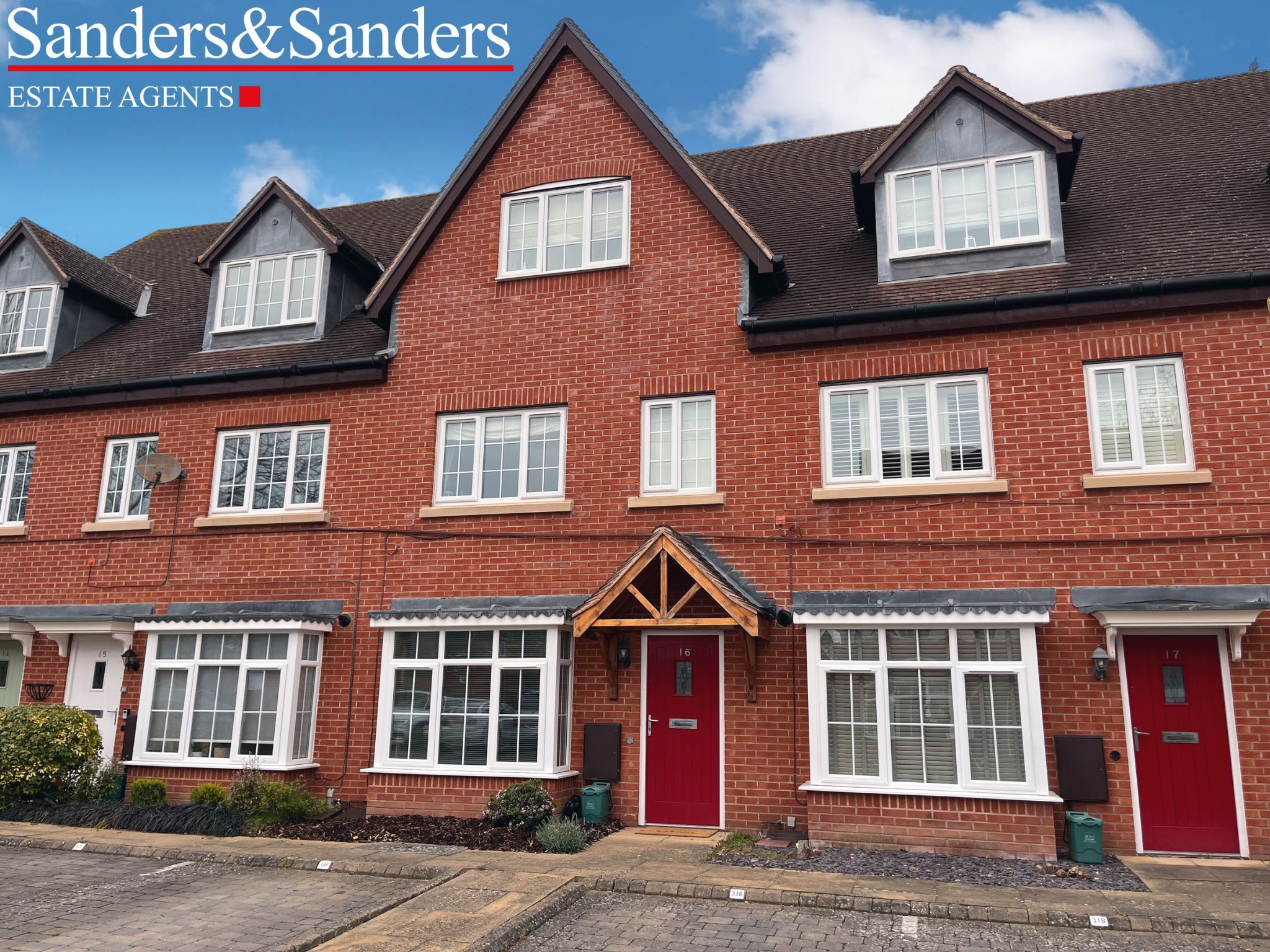 1 bedroom ground floor maisonette flat/apartment Sold Alcester - Photograph 1