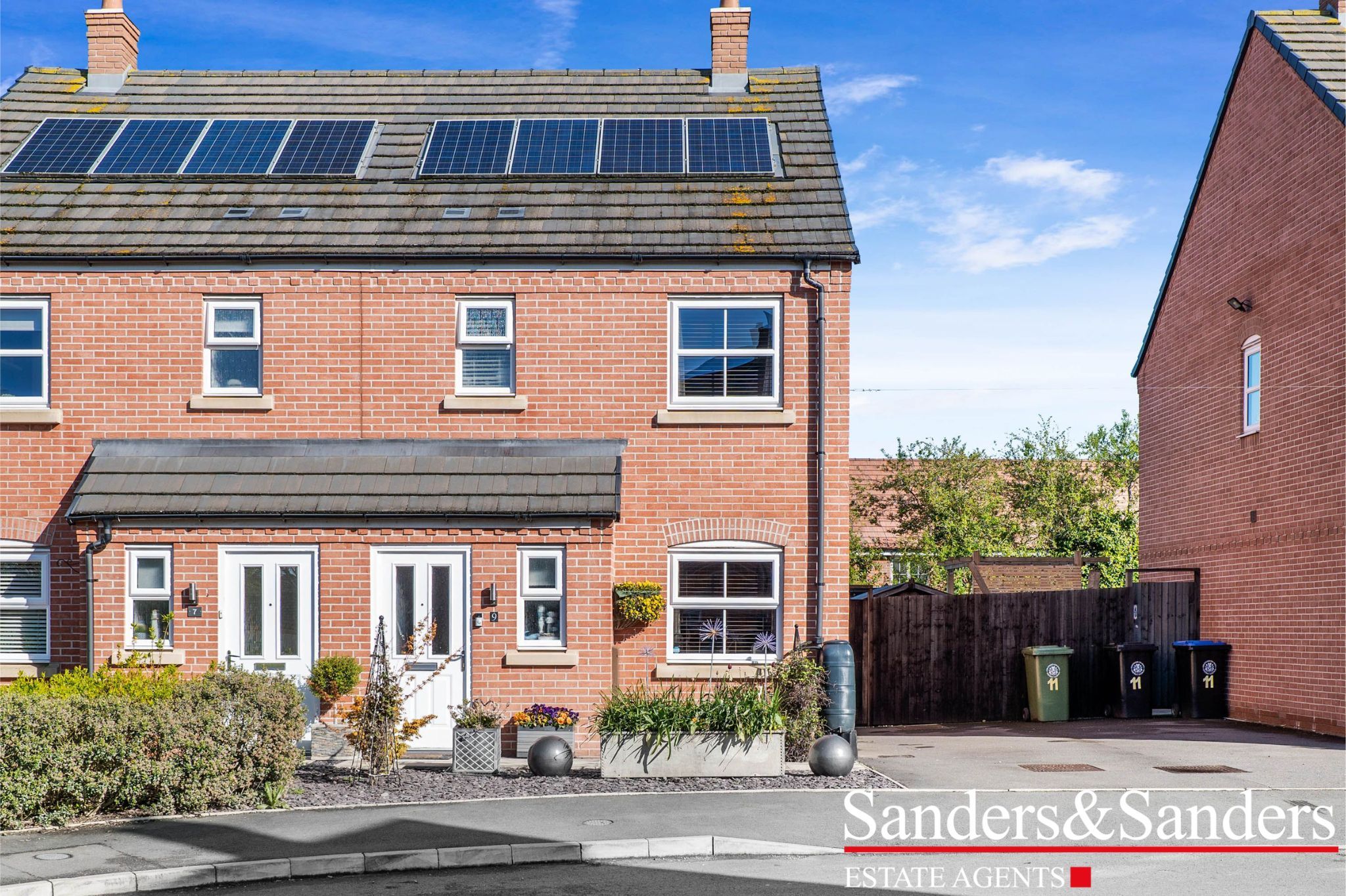 3 bedroom semi-detached house Sold in Bidford On Avon, Alcester - Photograph 1