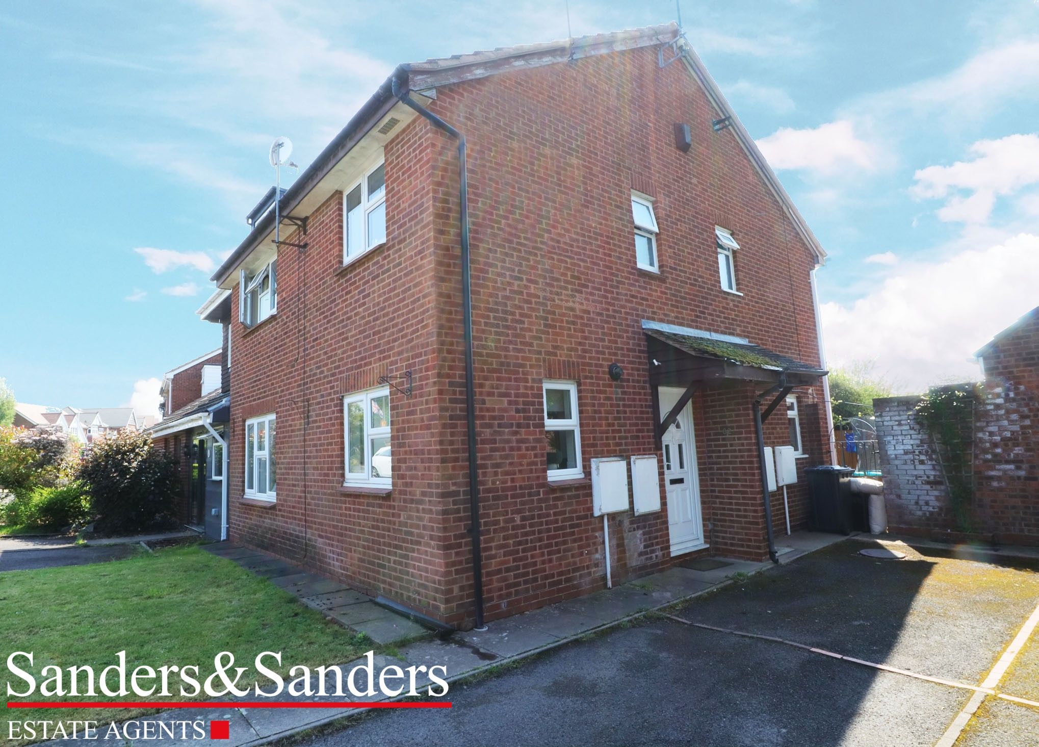 2 bedroom mid terraced house Sold Alcester - Photograph 1